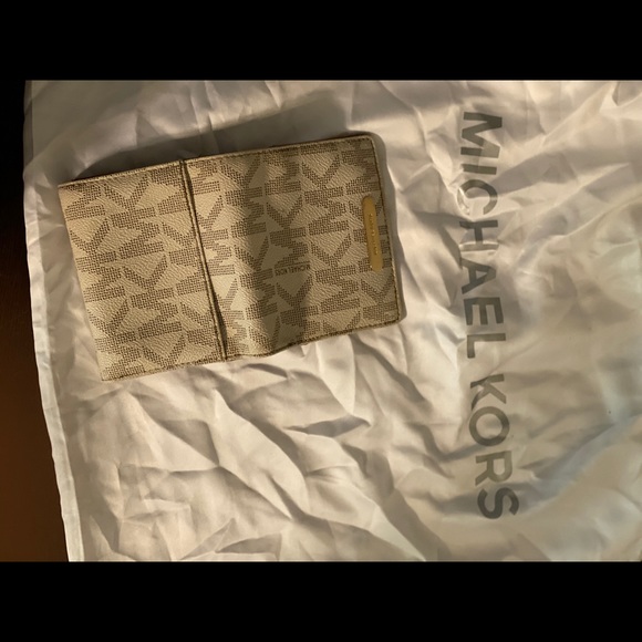 Michael Kors monogram shoulder bag. - Picture 6 of 8